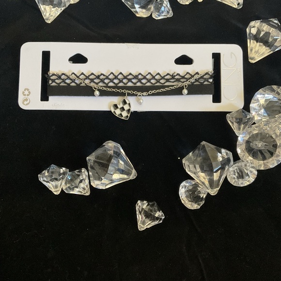 Icing Black and white heart neck choker - Picture 2 of 4